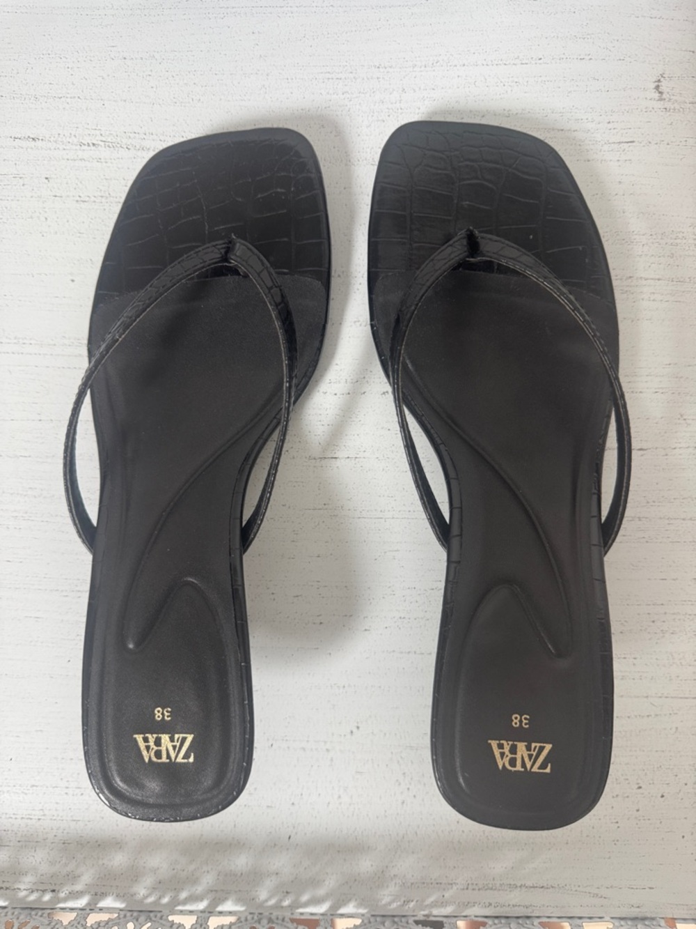LIKE NEW ❤️Zara Black Patent Thong Kitten Heel Sandal - Picture 6 of 6